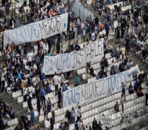 馬賽球迷拉橫幅吐槽俱樂部：垃圾隊徽、管理混亂，你們搞砸了一切