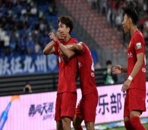 声援李镇全陈纯新首开记录，进球后做出用手捂嘴的庆祝动作