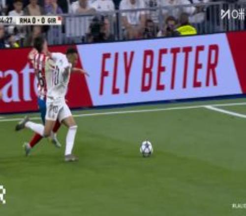 姆巴佩突入禁區(qū)被吹犯規(guī)在先，不滿判罰抗議染黃