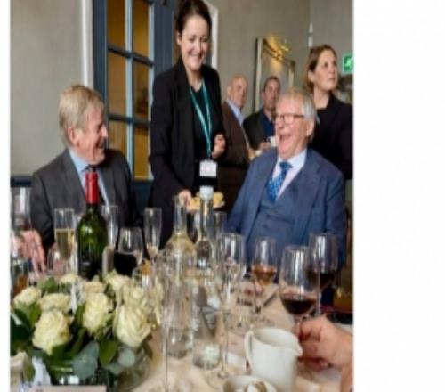 兩位傳奇！達格利什社媒曬與弗格森合照