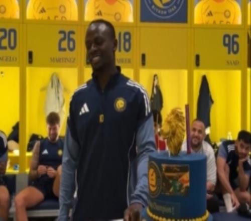 C羅等隊(duì)友鼓掌祝賀馬內(nèi)34歲生日，后者打趣：感謝為我過29歲生日