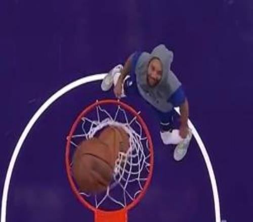 庫里大秀逆天手活：第一球停在籃筐上第二球帶著第一球一起進(jìn)