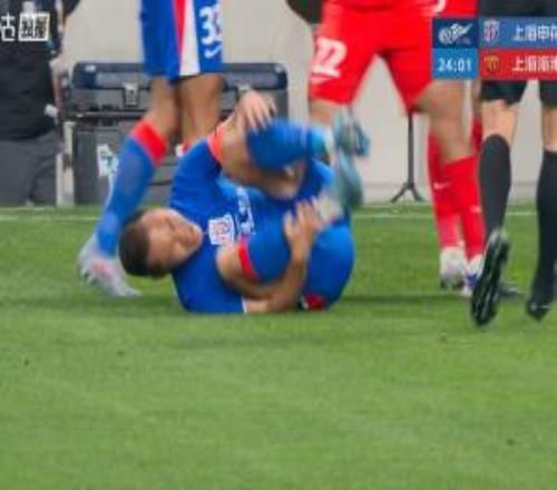 第25分钟，吴曦被卢永涛放倒后痛苦打滚，裁判向卢永涛出示黄牌