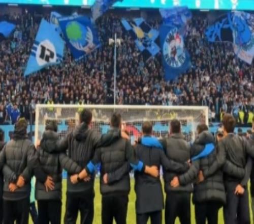 三連勝！大連英博眾將士與球迷激情慶祝，梭魚灣唱響“莎啦啦”