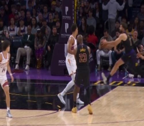 燒得沒邊！詹姆斯連送不看人妙傳助范德比爾特&克萊伯輕松吃餅