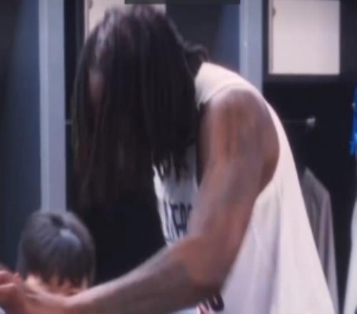 暂列西部第八！罗威拉着杨瀚森在更衣室跳舞庆祝胜利