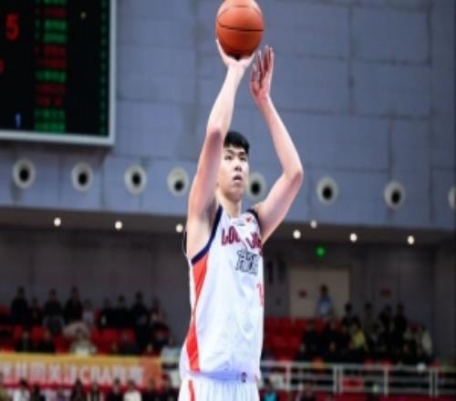 一柱擎天！徐昕出战29分钟10中7&8罚7中砍下21分11板4帽！