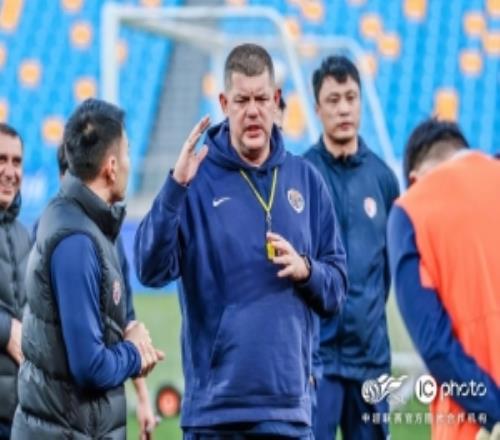 踩場(chǎng)掠影球隊(duì)完成在天津泰達(dá)足球場(chǎng)的踩場(chǎng)訓(xùn)練！