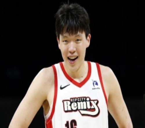 拓媒：楊瀚森在G聯(lián)盟是進(jìn)攻核心但在NBA不是這限制了他的發(fā)揮