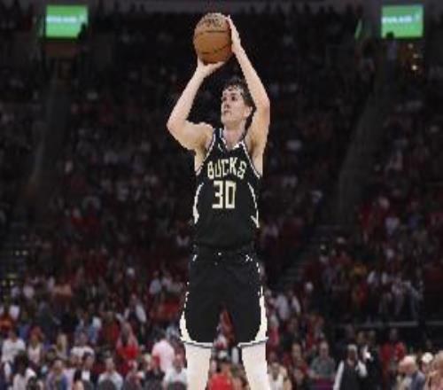 你也投得不錯(cuò)！科馬克瑞安17中10&三分9中5砍下生涯新高28分