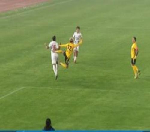 這動(dòng)作...丁海峰飛踹對(duì)手背部VAR介入改判紅牌，西海岸10人作戰(zhàn)