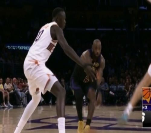 人到球到！詹姆斯遠距離擊地妙傳拉拉維亞空切單臂劈扣