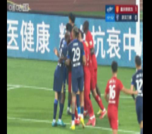 跑沒(méi)勁了！肯帕努超大單刀狂奔半場(chǎng)，推射被方鏡淇撲出