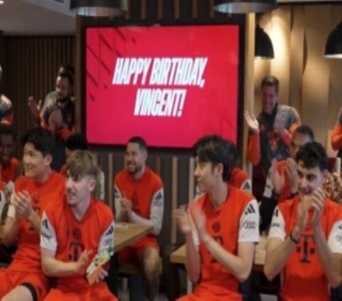 孔帕尼迎40歲生日！其父母、拜仁高層、眾將士為其唱生日歌祝福