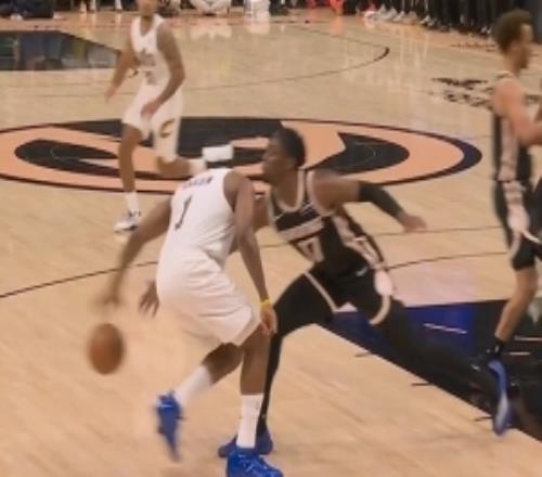 火眼金睛！双方抢出界给骑士球老鹰挑战成功改判哈登失误