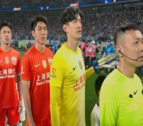 賽前列隊(duì)時(shí)，顏駿凌用門(mén)將手套為一旁的小球童擋雨