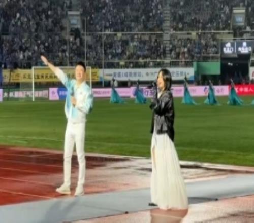 蘇超首輪賽前，尚雯婕與湯非獻唱揚州隊隊歌《馬上成功》