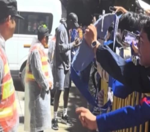 實(shí)力寵粉！申花新外援蓋伊賽場(chǎng)外給球迷簽名，5場(chǎng)貢獻(xiàn)2球1助攻