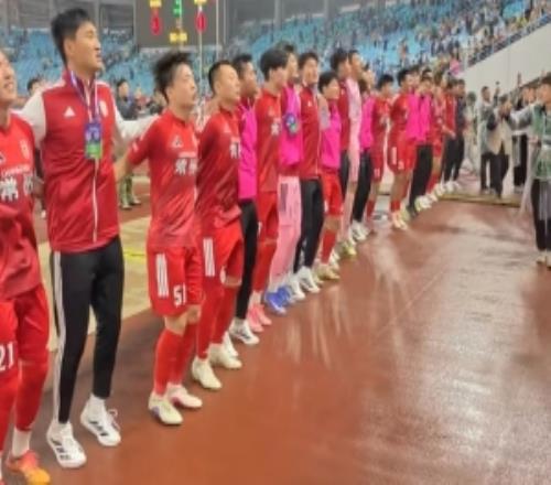 30擊敗上賽季蘇超亞軍南通隊后，常州隊全體圍在一起歡呼慶祝