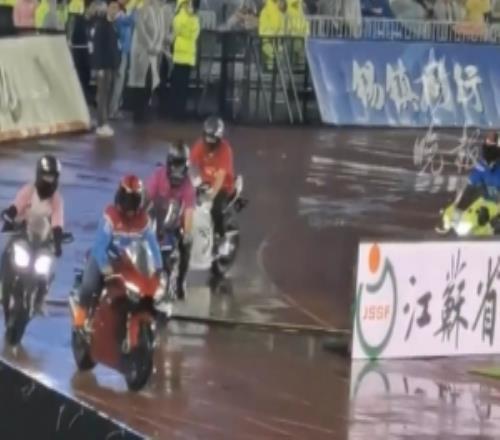 無錫隊(duì)主場將迎來超燃跨界聯(lián)動，張雪機(jī)車車友隊(duì)硬核助威