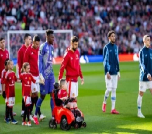 記者：B費圣誕節(jié)給每個曼聯(lián)員工過節(jié)費能花一小時指導小將任意球