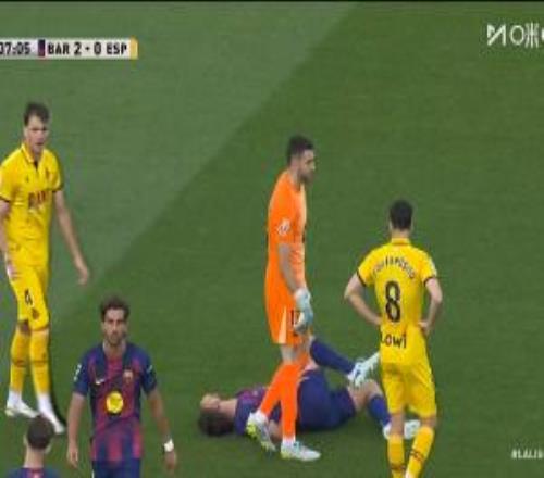 虛驚一場！馬丁無對抗情況下突然痛苦倒地，經(jīng)隊醫(yī)處理繼續(xù)比賽