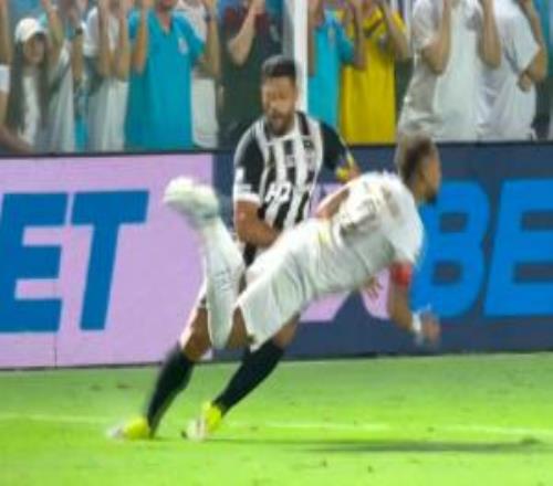 老乡见老乡！39岁胡尔克一脚踢翻34岁内马尔，后者龇牙表情痛苦