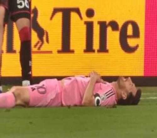 梅西小禁區(qū)前扣過對手，兜射中柱后躺在地上嘆息