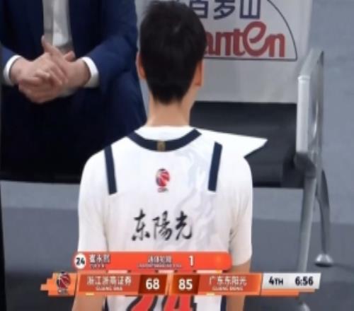 動(dòng)作過(guò)大！崔永熙籃板卡位撞翻朱俊龍裁判回看追加違體