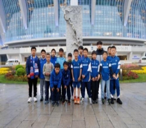 申城德比戰(zhàn)前，申花特邀上海南耀、上海卿少年小球員們走進體育場