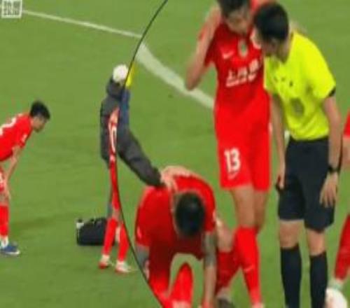 使用腦震蕩換人！楊世元腿部拉傷但倒地捂頭，主裁李海新都笑了