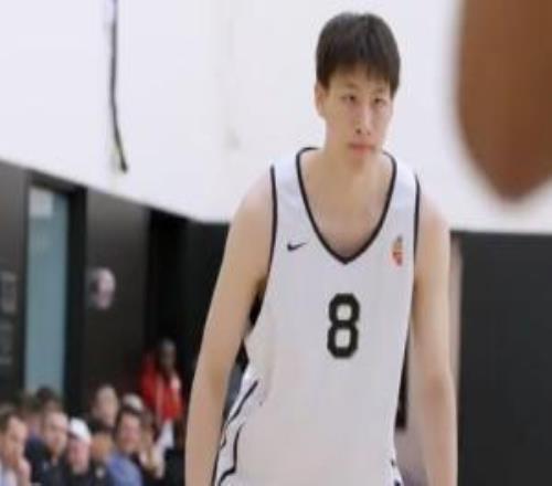 没有出手机会！中国小将郇斯楠出战耐克峰会上半场贡献1板1断