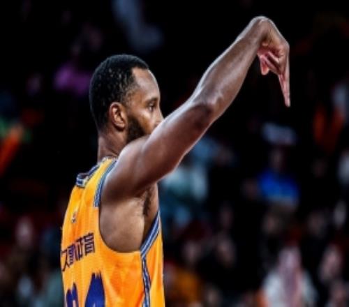 很佩服卢伟指导的用兵弗格状态好就一直用他上海最具冠军相