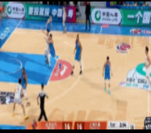 火力全开！弗格持续发力首节独中4记三分帮助上海占据主动