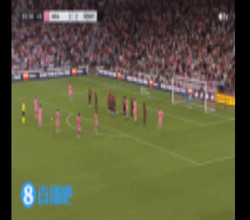 梅西補(bǔ)時(shí)任意球穿過(guò)人墻，被紐約紅牛門將撲出