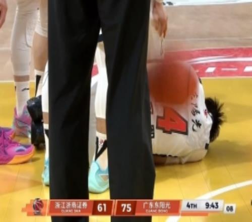 虛驚一場(chǎng)！崔永熙切入與林秉圣對(duì)抗受傷倒地好在無(wú)礙繼續(xù)打