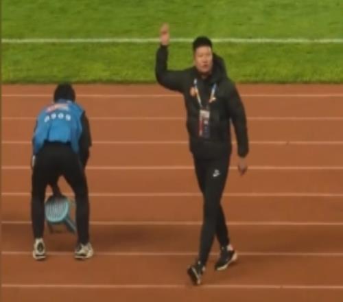 都對結果不滿意！李金羽賽后離場時未和鄭智握手，后者頗有微詞