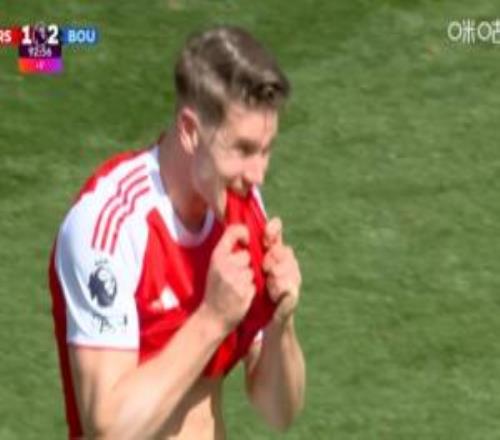 補(bǔ)時(shí)落后踢丟絕佳機(jī)會(huì)！約克雷斯急得咬衣角