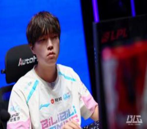 超巨之姿！Bin全场总数据8321，对线压爆Zika+后撤步秀翻Xiaohu