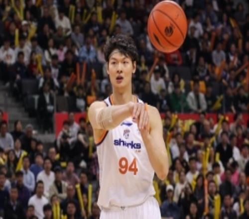 赛季最佳一战！压制周琦+麦基！王哲林15中10砍下24分17板！