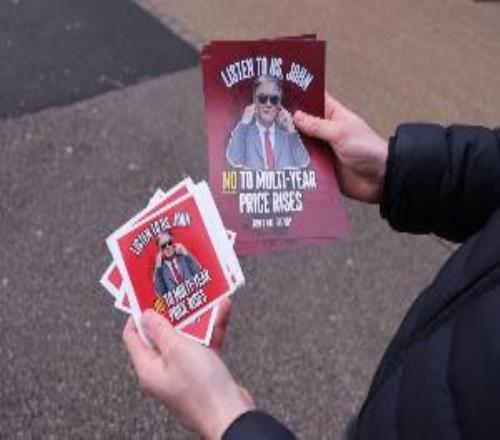 鏡報：利物浦球迷組織在主場打出標語，反對俱樂部宣布球票漲價