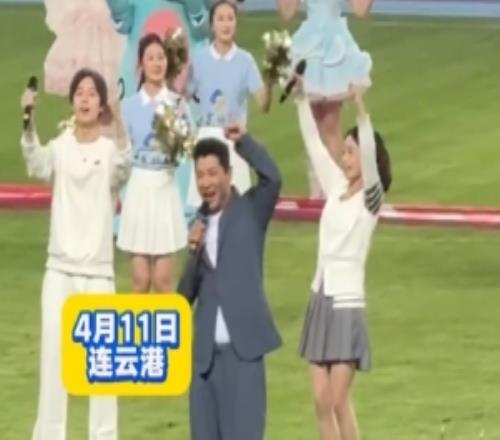 戴軍空降連云港主場獻唱《阿蓮》：祝連云港隊今年成績超過去年