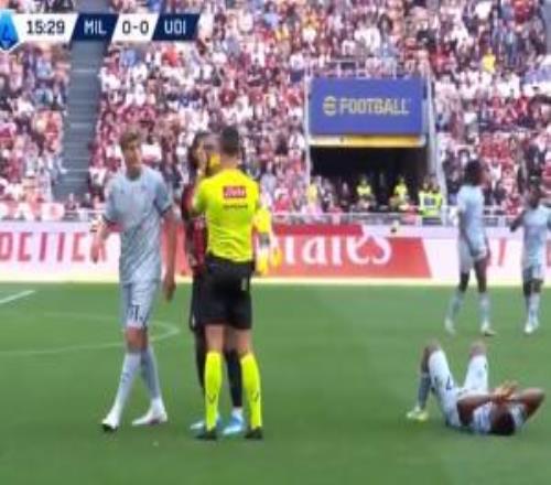 喜感莱奥不服判罚朝裁判鼓掌，裁判掏黄牌后同样鼓掌回应