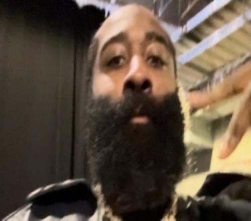 昨日赛后为中国球迷签名！哈登秀中文：中国球迷们我爱你