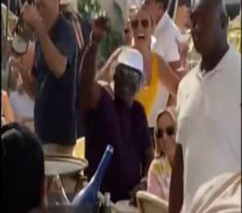 這就是GOAT！喬丹度假被認出現(xiàn)場DJ直接播放公牛經(jīng)典BGM