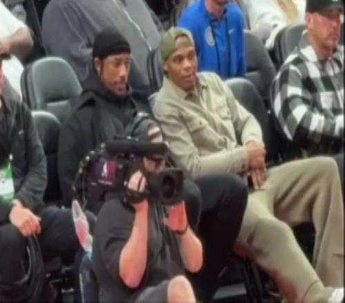 心情不错！德罗赞和威少开拓者主场观战耐克峰会两人有说有笑