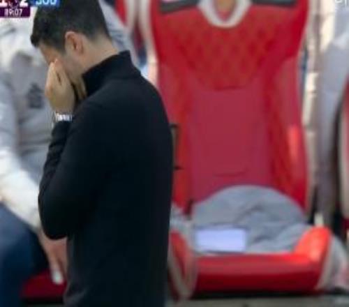 肢体语言非常沮丧！赛中阿尔特塔捂脸，约克雷斯咬球衣