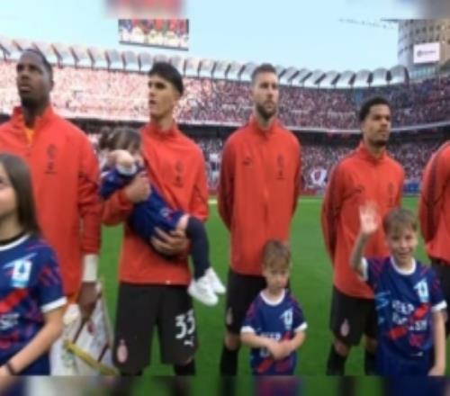 意天空：一名小球童被圣西羅氣氛嚇壞，巴爾泰薩吉抱著她表示安慰