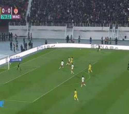 爭普斯卡什摩洛哥聯賽球員禁區外插花腳世界波，這還是名后衛！