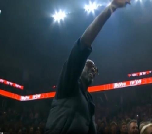 芬奇：加內(nèi)特是傳奇他來到更衣室與大家交流讓這個夜晚變得特別